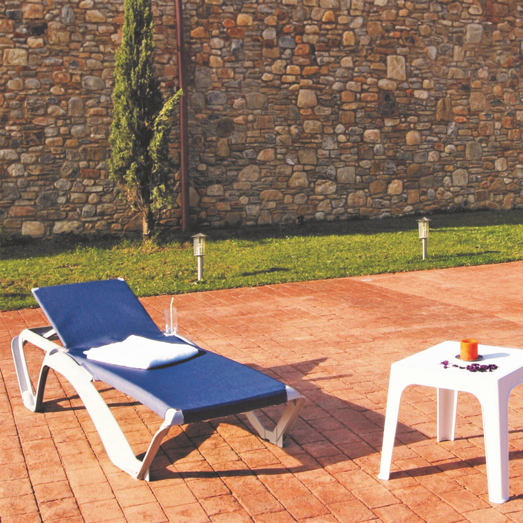 Conjunto Andorra: 2 espreguiçadeiras e mesa, branco e areia
