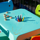 Conjunto infantil Jan: mesa fúcsia e 4 cadeiras multicoloridas