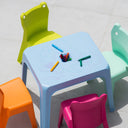 Conjunto infantil Jan: mesa fúcsia e 4 cadeiras multicoloridas