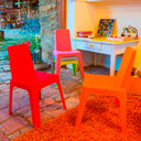 Set per bambini Julieta con tavolo arancione e 4 sedie multicolori per bambini.