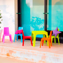 Set per bambini Julieta con tavolo verde lime e 4 sedie multicolori per bambini.