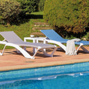 Set Marina con 2 lettini prendisole e tavolo in bianco e blu, design moderno ed elegante per uso esterno