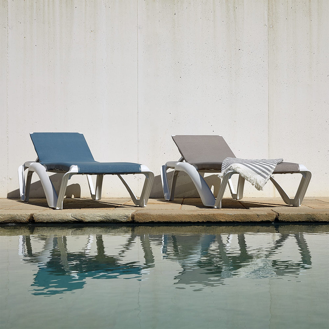 Set Marina con 2 lettini prendisole e tavolo in bianco e blu, design moderno ed elegante per uso esterno