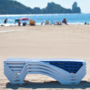 Set Marina con 2 lettini prendisole e tavolo in bianco e blu, design moderno ed elegante per uso esterno