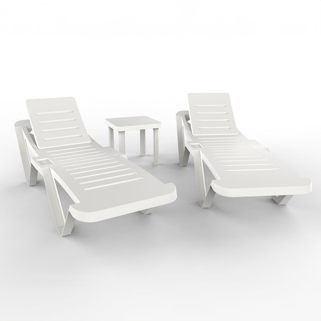 Ensemble complet avec 2 chaises longues et une table blanche. Idéal pour se détendre dans le jardin ou sur la terrasse. Design moderne, résistant et confortable pour l'extérieur.