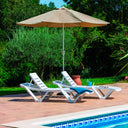 Ensemble complet avec 2 chaises longues et une table blanche. Idéal pour se détendre dans le jardin ou sur la terrasse. Design moderne, résistant et confortable pour l'extérieur.