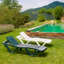 Ensemble complet avec 2 chaises longues et une table blanche. Idéal pour se détendre dans le jardin ou sur la terrasse. Design moderne, résistant et confortable pour l'extérieur.
